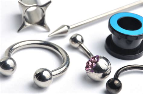 piercings de plastico|Qué material elegir para tus joyas de piercing .